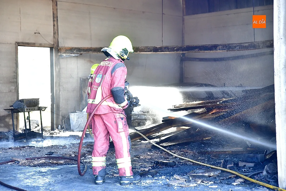 Labores de extinción del incendio por los Bomberos 