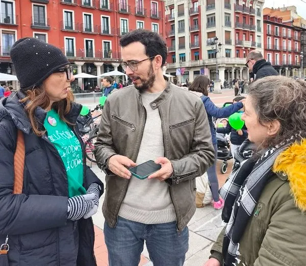 El candidato de Podemos, Miguel Ángel Llamas, ha participado en la Marcha por la Escuela Pública impulsada por la Plataforma MEPLyG en Valladolid
