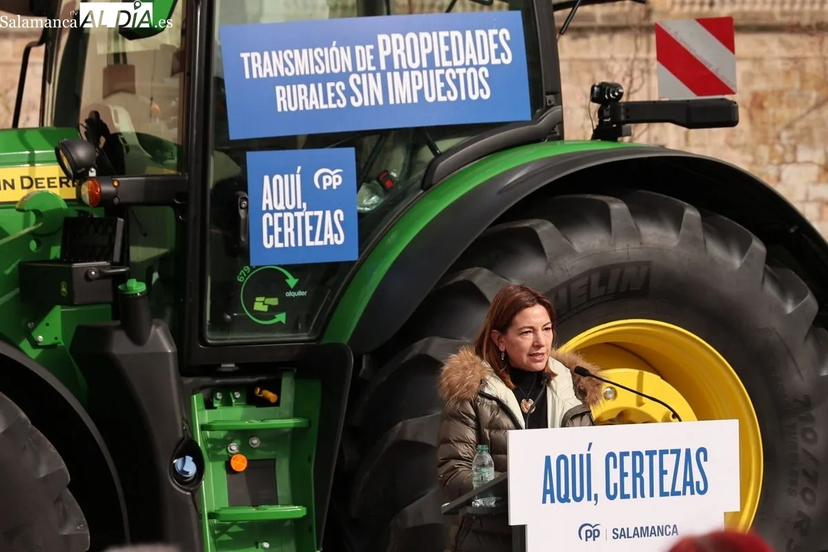 Encuentro del candidato del PP a la presidencia de CyL, Alfonso Fernández Mañueco, en la plaza del Mercado Viejo, en Salamanca. Foto de David Sañudo