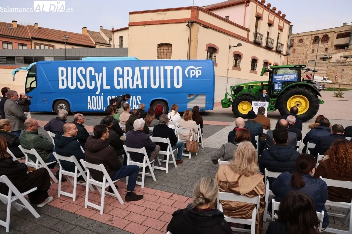 Encuentro del candidato del PP a la presidencia de CyL, Alfonso Fernández Mañueco, en la plaza del Mercado Viejo, en Salamanca. Foto de David Sañudo