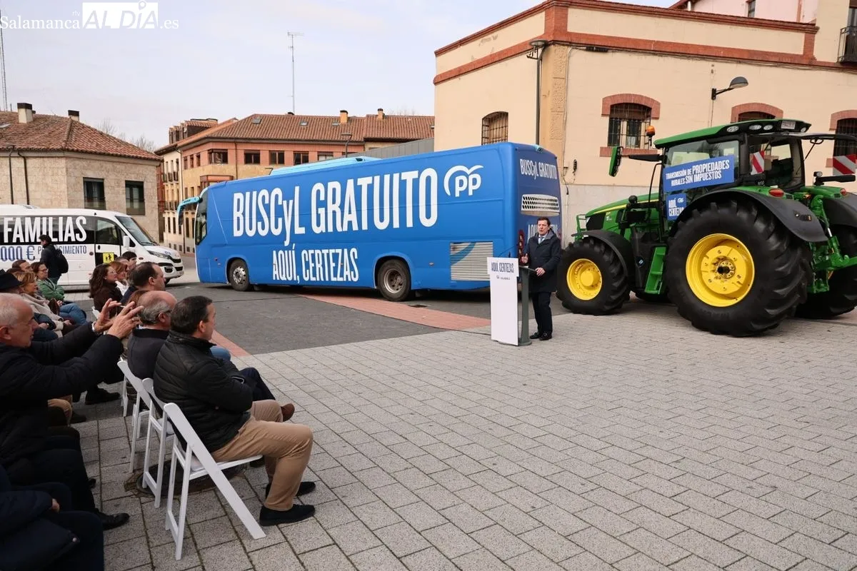 Encuentro del candidato del PP a la presidencia de CyL, Alfonso Fernández Mañueco, en la plaza del Mercado Viejo, en Salamanca. Foto de David Sañudo