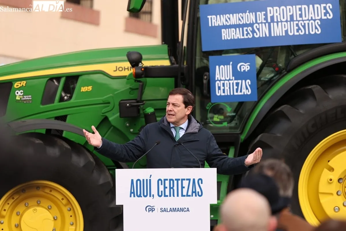 Encuentro del candidato del PP a la presidencia de CyL, Alfonso Fernández Mañueco, en la plaza del Mercado Viejo, en Salamanca. Foto de David Sañudo