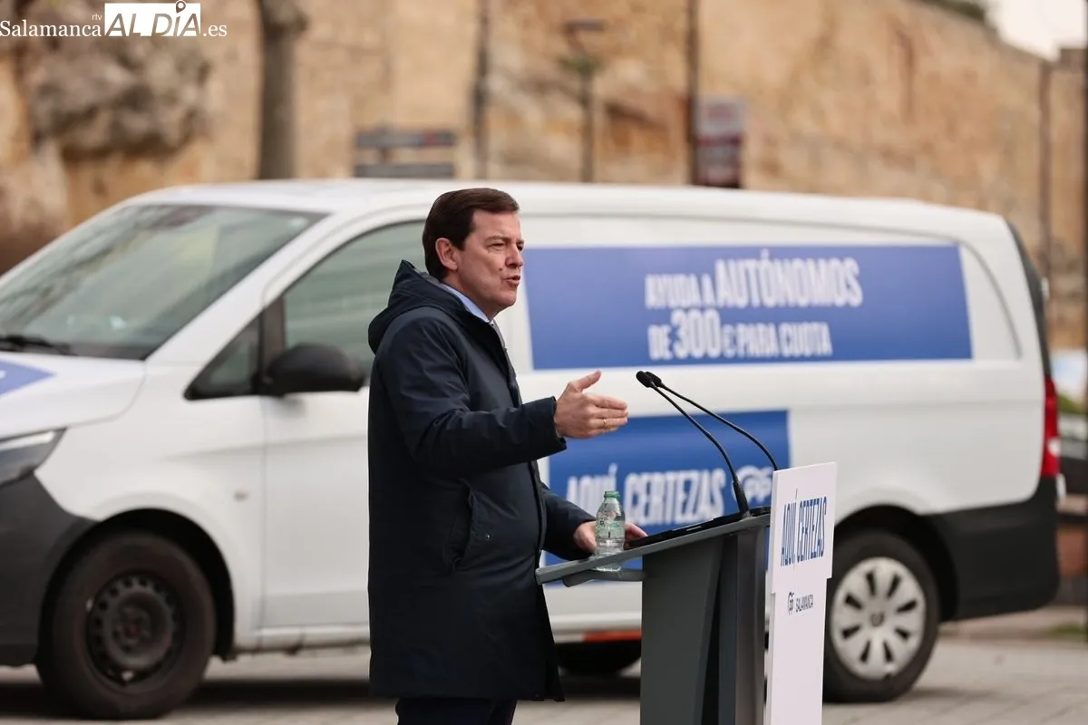 Encuentro del candidato del PP a la presidencia de CyL, Alfonso Fernández Mañueco, en la plaza del Mercado Viejo, en Salamanca. Foto de David Sañudo
