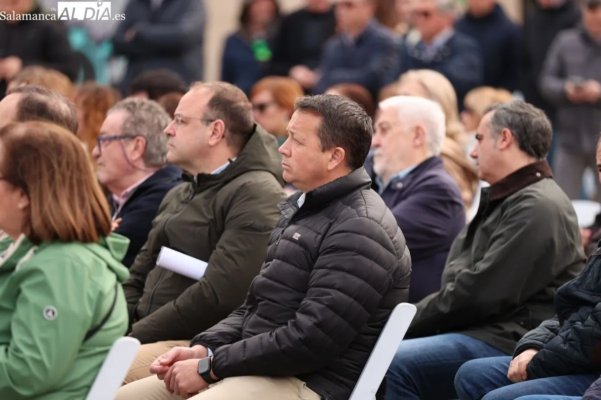 Encuentro del candidato del PP a la presidencia de CyL, Alfonso Fernández Mañueco, en la plaza del Mercado Viejo, en Salamanca. Foto de David Sañudo