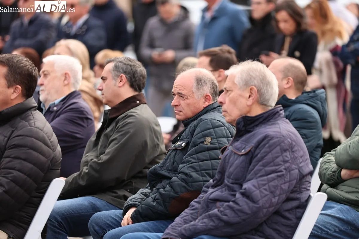 Encuentro del candidato del PP a la presidencia de CyL, Alfonso Fernández Mañueco, en la plaza del Mercado Viejo, en Salamanca. Foto de David Sañudo