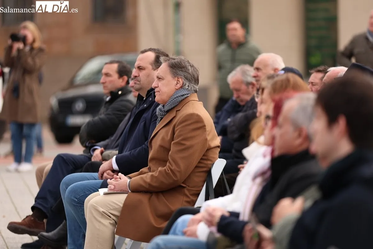 Encuentro del candidato del PP a la presidencia de CyL, Alfonso Fernández Mañueco, en la plaza del Mercado Viejo, en Salamanca. Foto de David Sañudo
