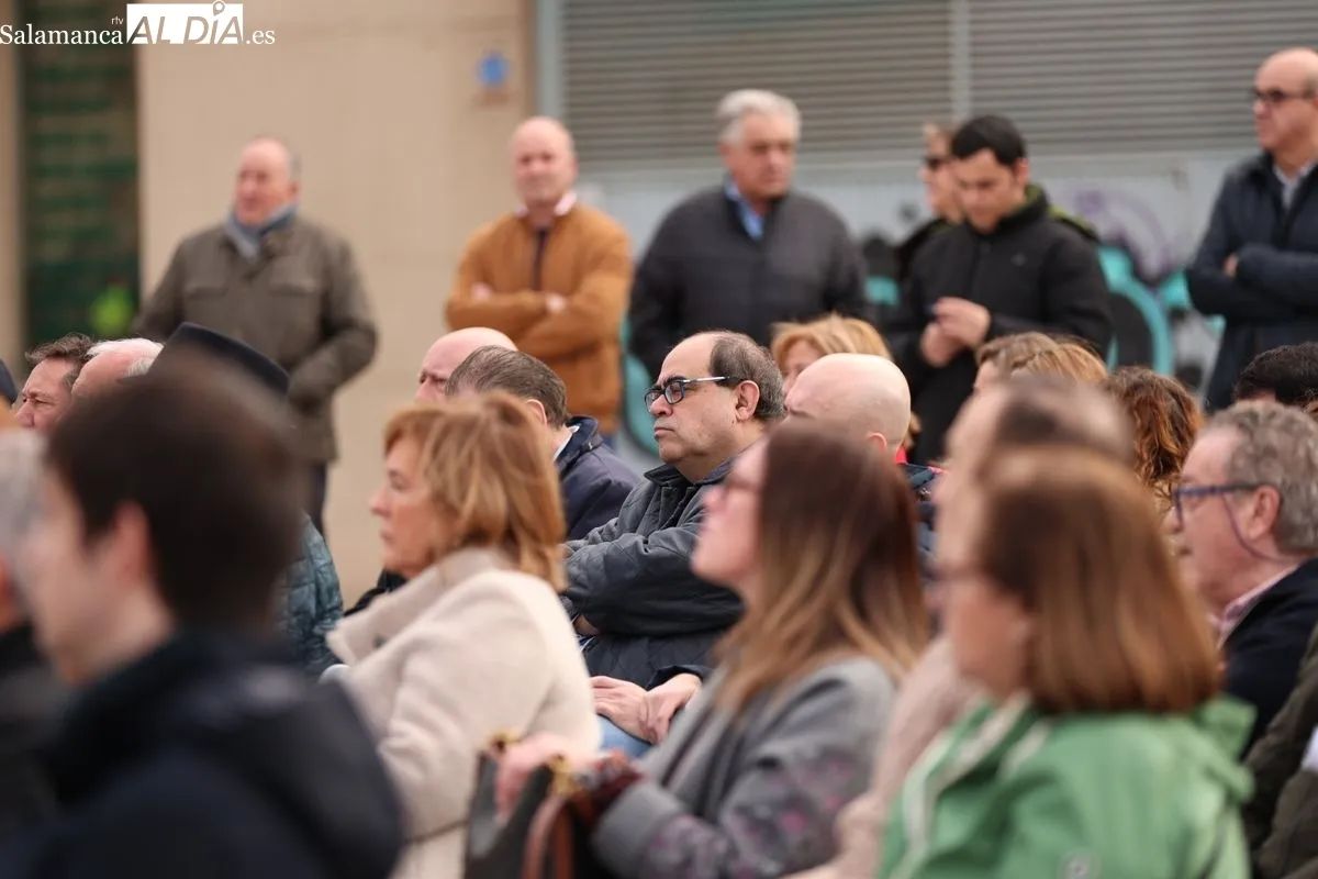 Encuentro del candidato del PP a la presidencia de CyL, Alfonso Fernández Mañueco, en la plaza del Mercado Viejo, en Salamanca. Foto de David Sañudo