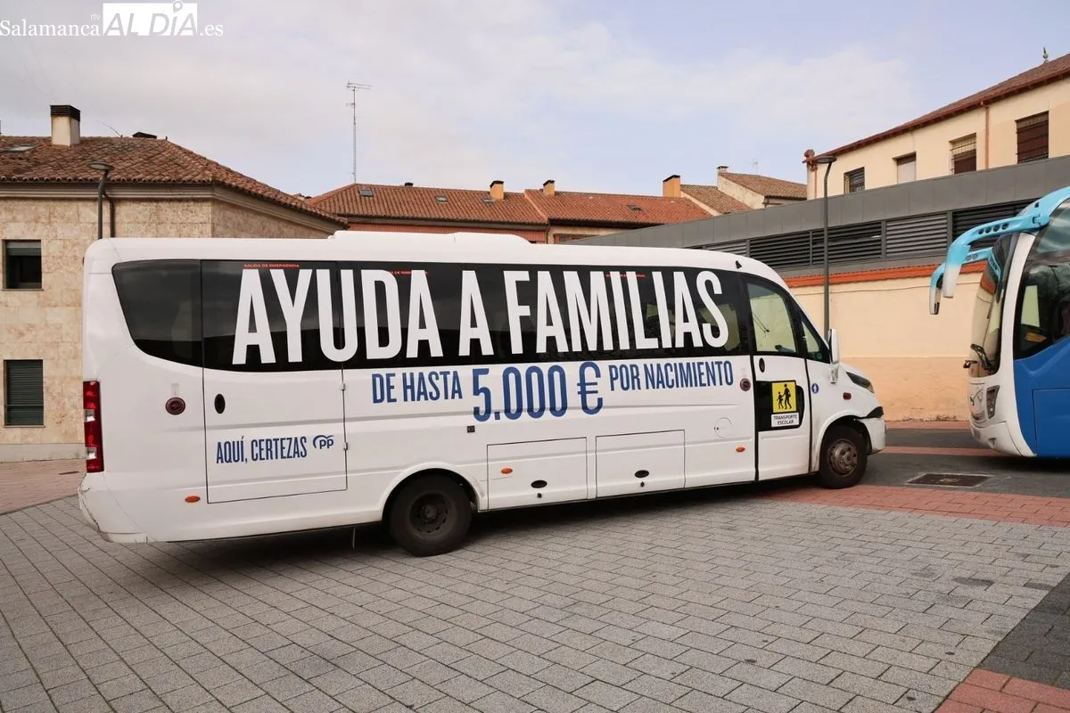 Encuentro del candidato del PP a la presidencia de CyL, Alfonso Fernández Mañueco, en la plaza del Mercado Viejo, en Salamanca. Foto de David Sañudo