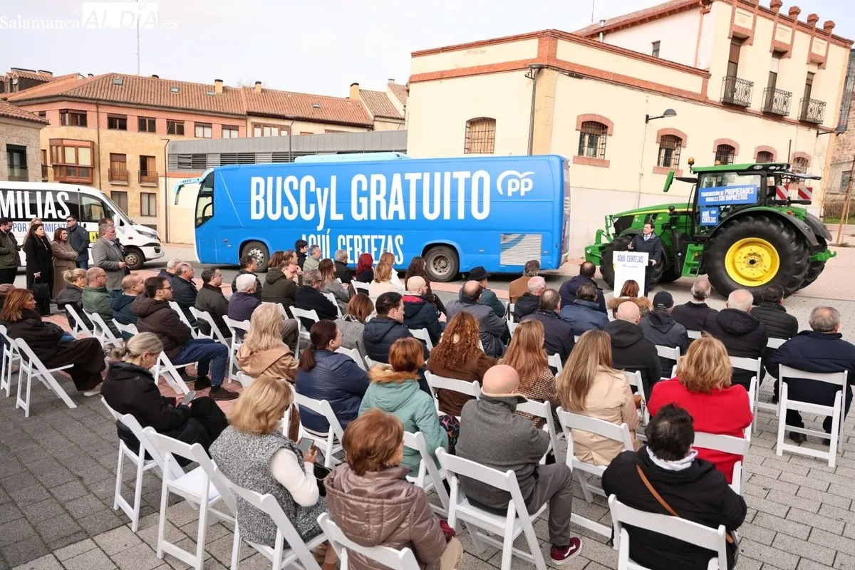 Encuentro del candidato del PP a la presidencia de CyL, Alfonso Fernández Mañueco, en la plaza del Mercado Viejo, en Salamanca. Foto de David Sañudo
