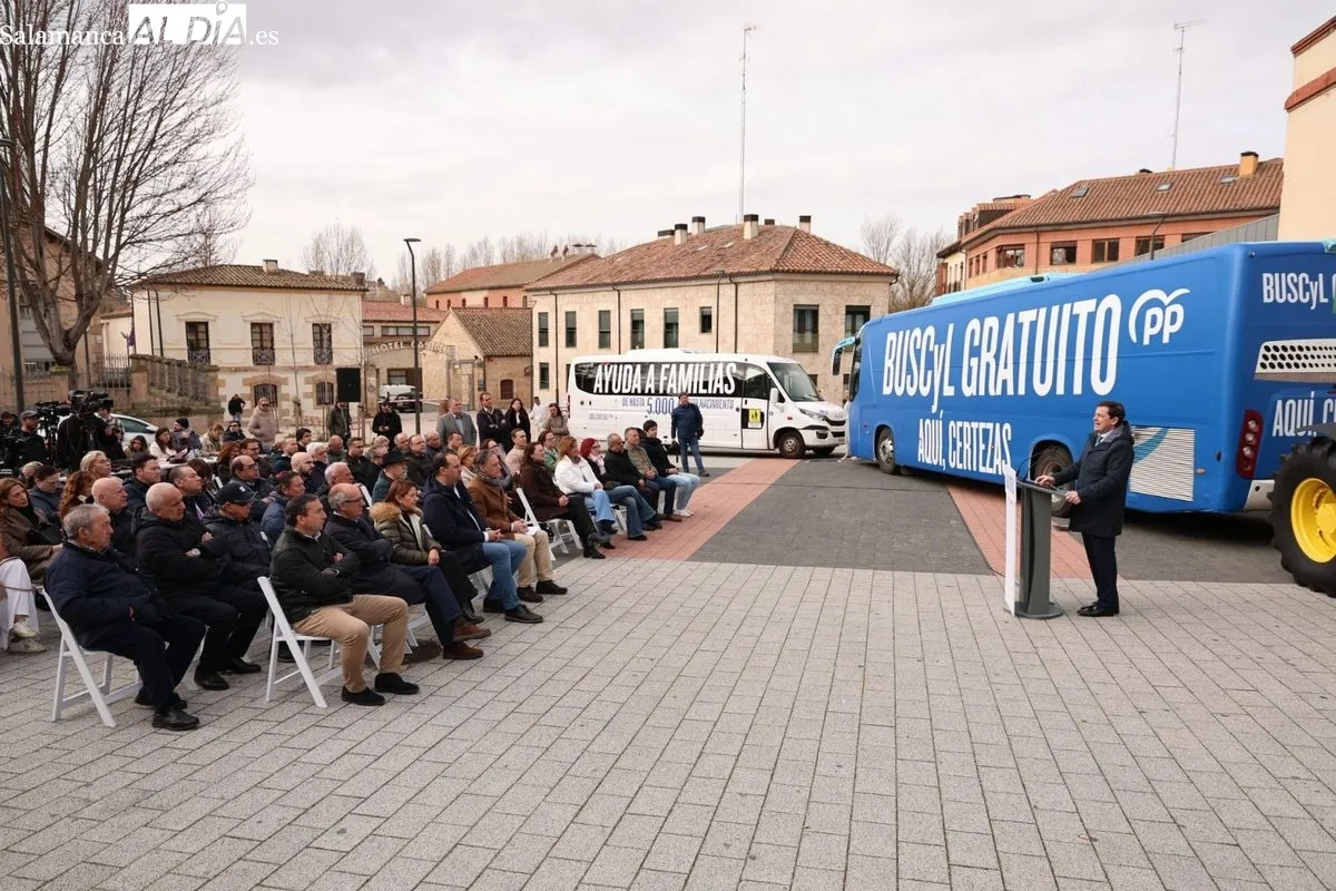 Encuentro del candidato del PP a la presidencia de CyL, Alfonso Fernández Mañueco, en la plaza del Mercado Viejo, en Salamanca. Foto de David Sañudo