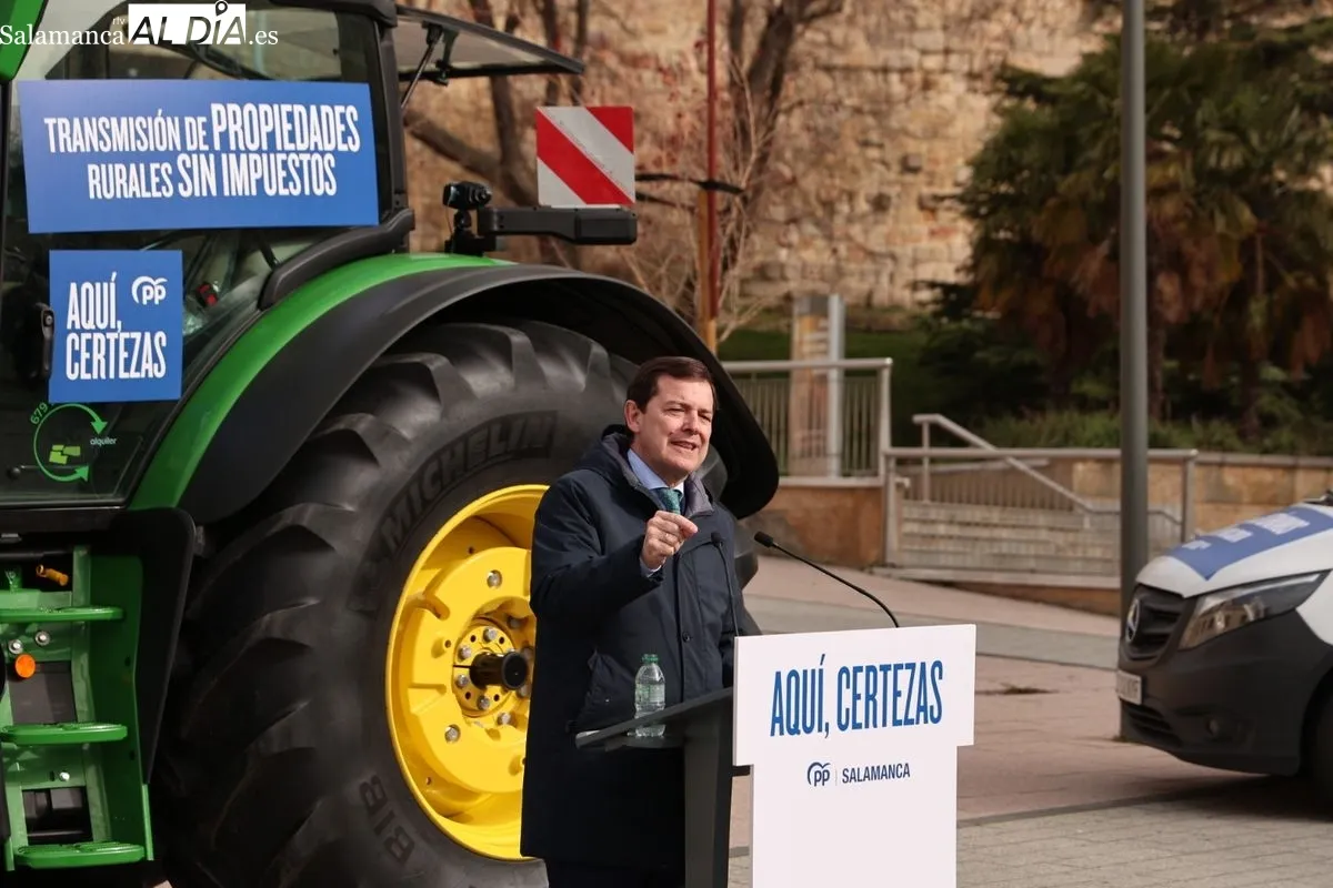 Encuentro del candidato del PP a la presidencia de CyL, Alfonso Fernández Mañueco, en la plaza del Mercado Viejo, en Salamanca. Foto de David Sañudo