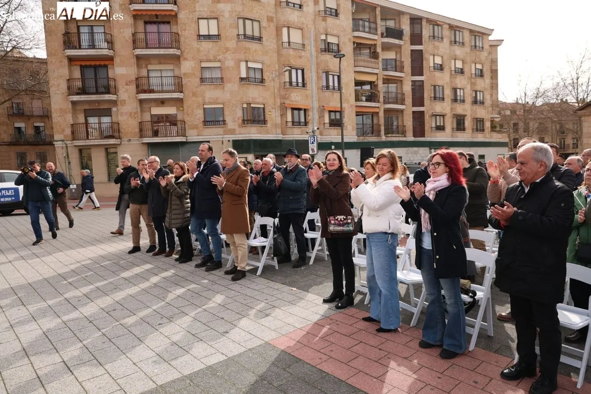 Encuentro del candidato del PP a la presidencia de CyL, Alfonso Fernández Mañueco, en la plaza del Mercado Viejo, en Salamanca. Foto de David Sañudo