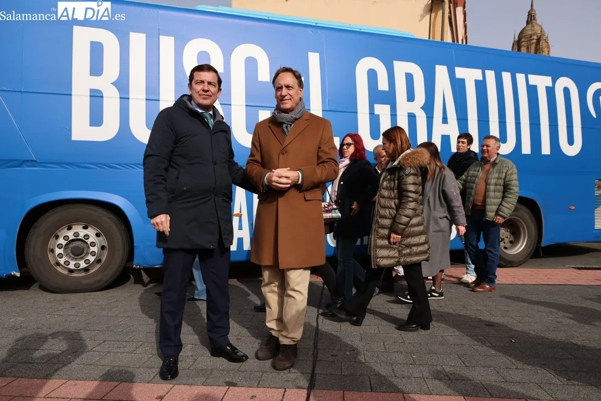 Encuentro del candidato del PP a la presidencia de CyL, Alfonso Fernández Mañueco, en la plaza del Mercado Viejo, en Salamanca. Foto de David Sañudo