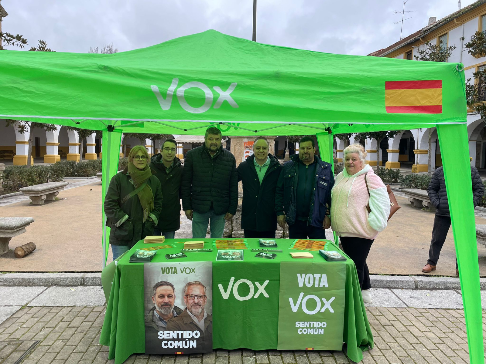 VOX aprovecha el mercado de los martes en la Plaza de Buen Alcalde para informar sobre su programa electoral
