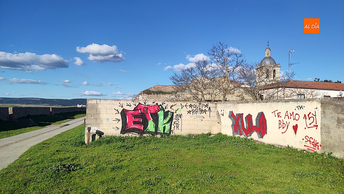 Aparecen nuevas pintadas en la muralla de Ciudad Rodrigo, esta vez en una pared sin valor histórico afeando el paseo por el adarve 