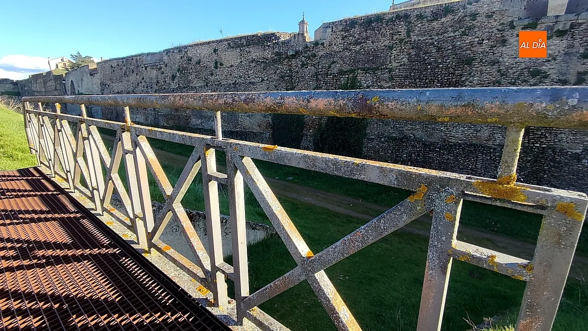 Pintadas en el adarve de la muralla de Ciudad Rodrigo