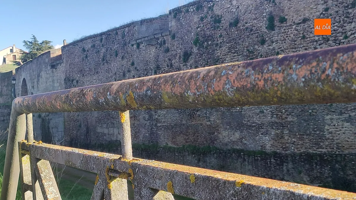 Pintadas en el adarve de la muralla de Ciudad Rodrigo