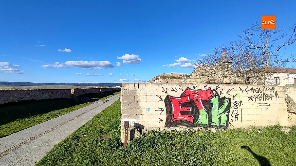 Pintadas en el adarve de la muralla de Ciudad Rodrigo