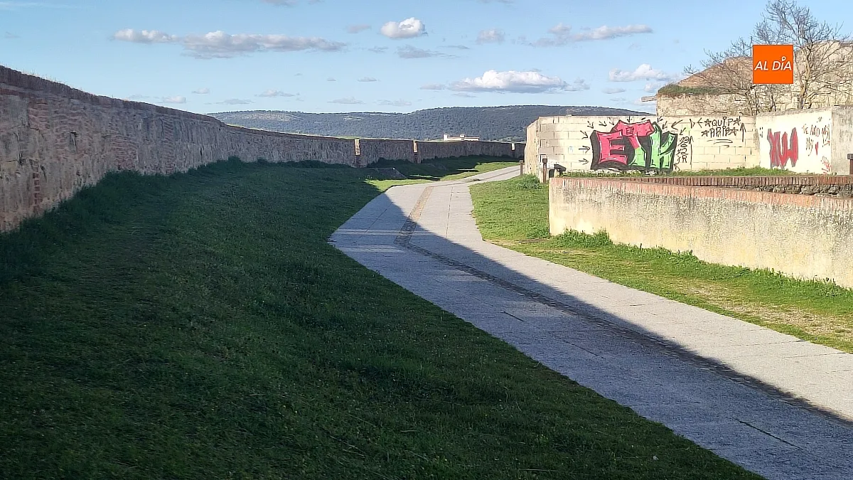Pintadas en el adarve de la muralla de Ciudad Rodrigo