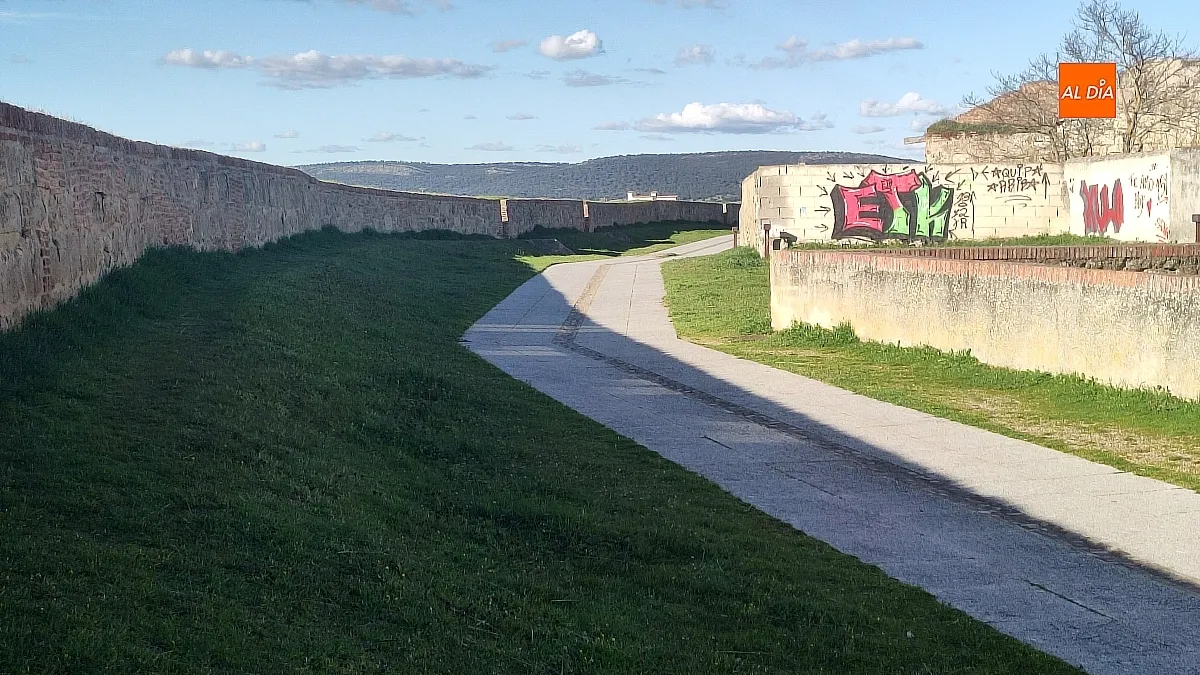 Pintadas en el adarve de la muralla de Ciudad Rodrigo