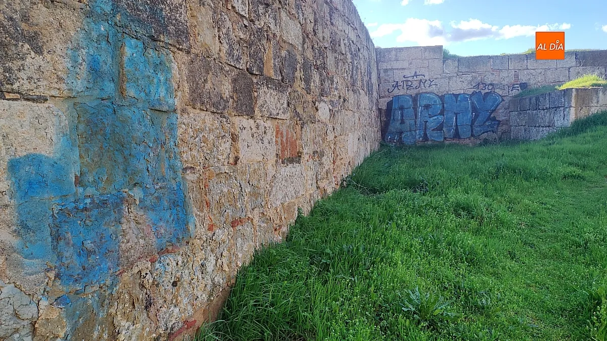 Pintadas en el adarve de la muralla de Ciudad Rodrigo