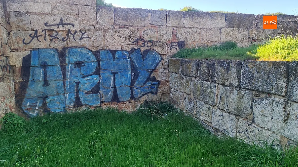 Pintadas en el adarve de la muralla de Ciudad Rodrigo