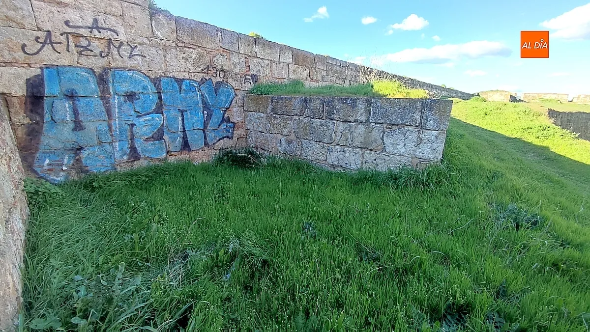 Pintadas en el adarve de la muralla de Ciudad Rodrigo