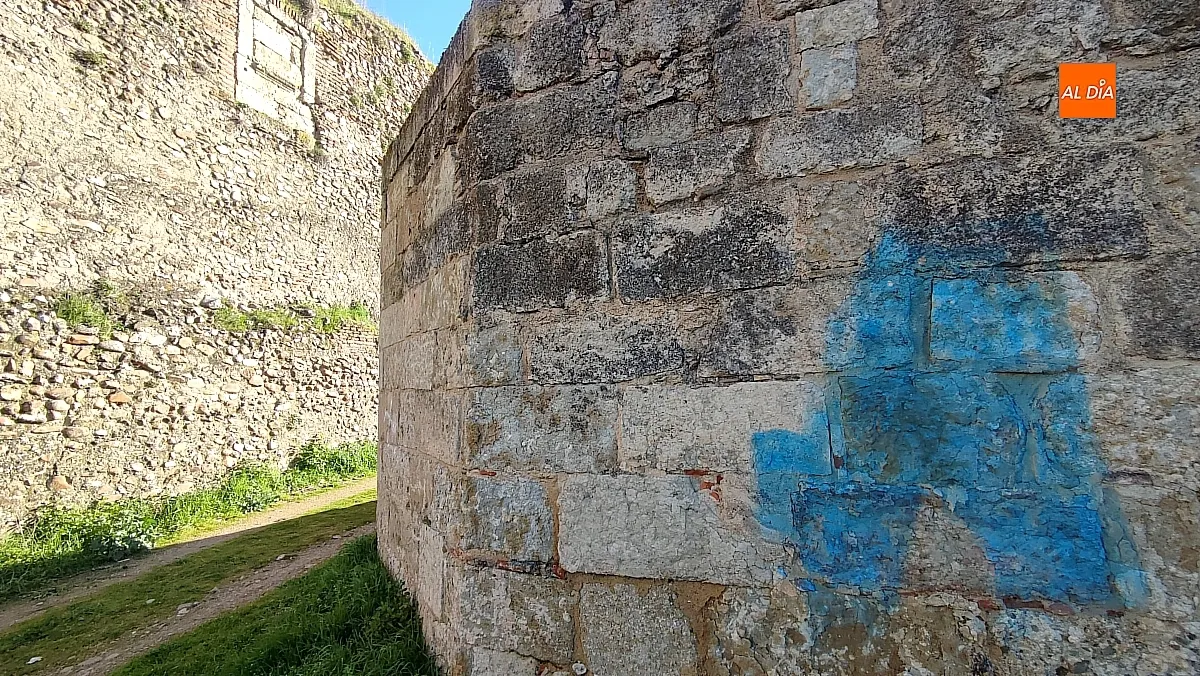 Pintadas en el adarve de la muralla de Ciudad Rodrigo