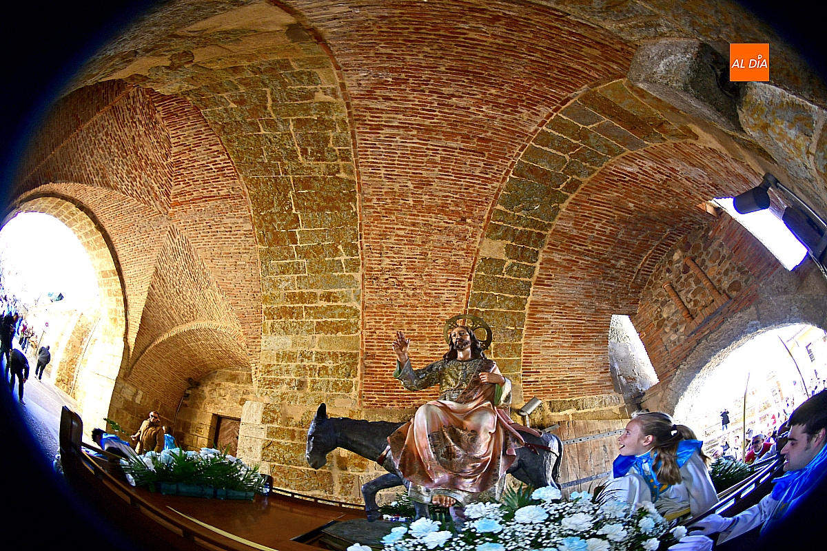 Entrada triunfal al casco histórico Ciudad Rodrigo de Jesús a lomos de La Borriquilla