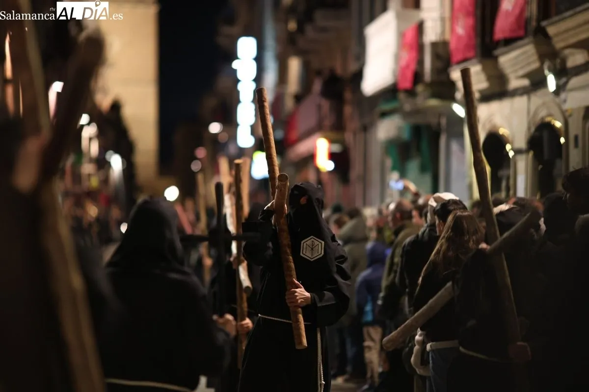 Procesión de la Hermandad Universitaria en Salamanca. Foto de David Sañudo