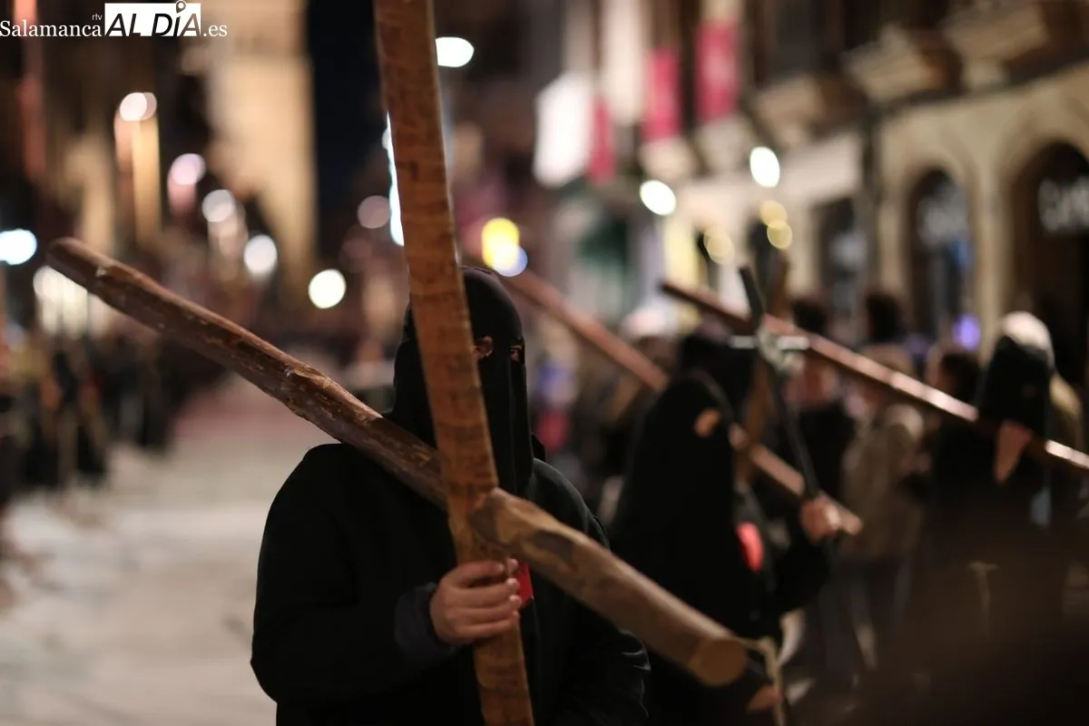 Procesión de la Hermandad Universitaria en Salamanca. Foto de David Sañudo
