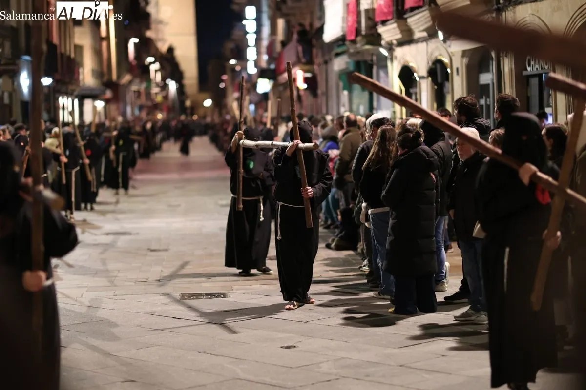 Procesión de la Hermandad Universitaria en Salamanca. Foto de David Sañudo