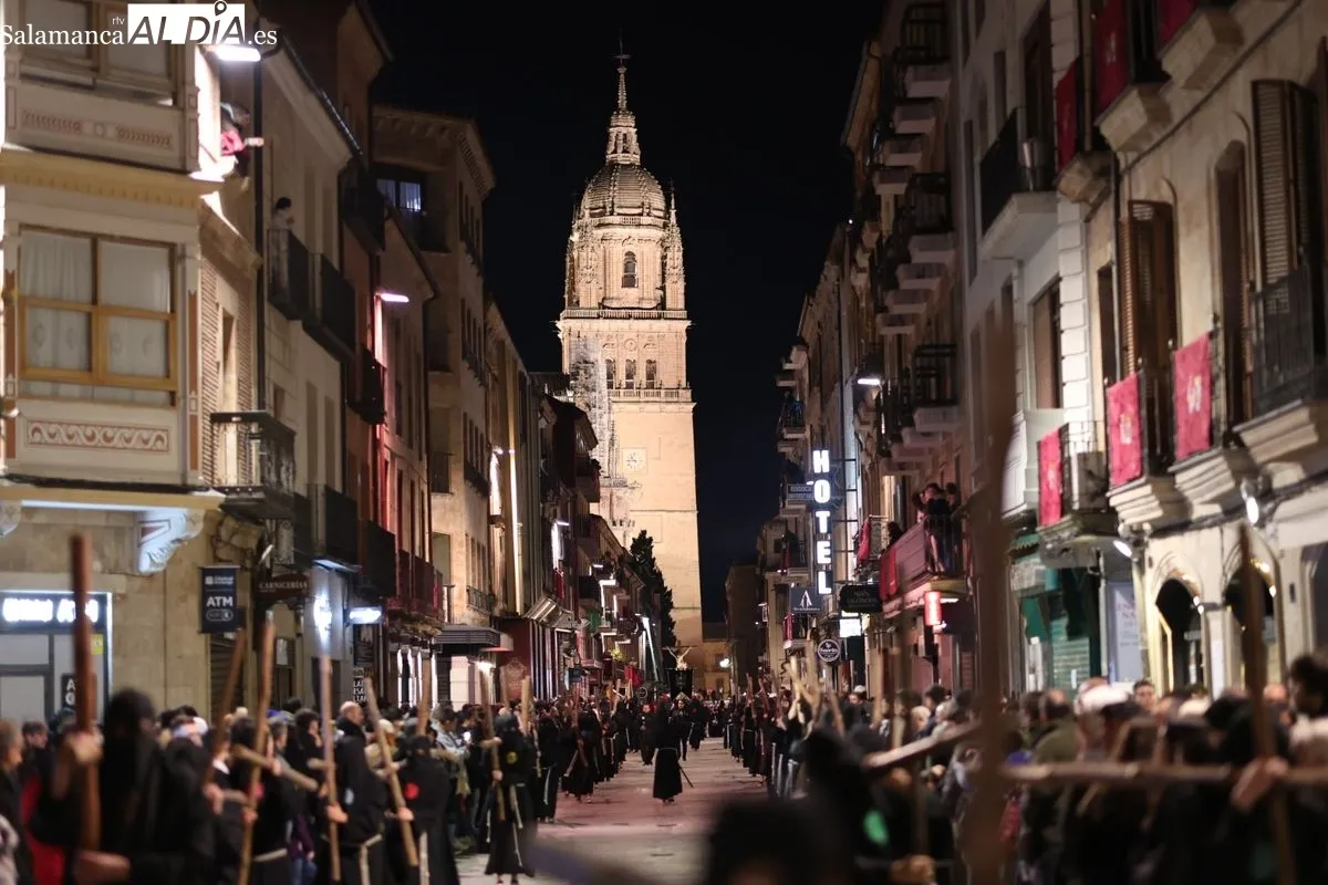 Procesión de la Hermandad Universitaria en Salamanca. Foto de David Sañudo