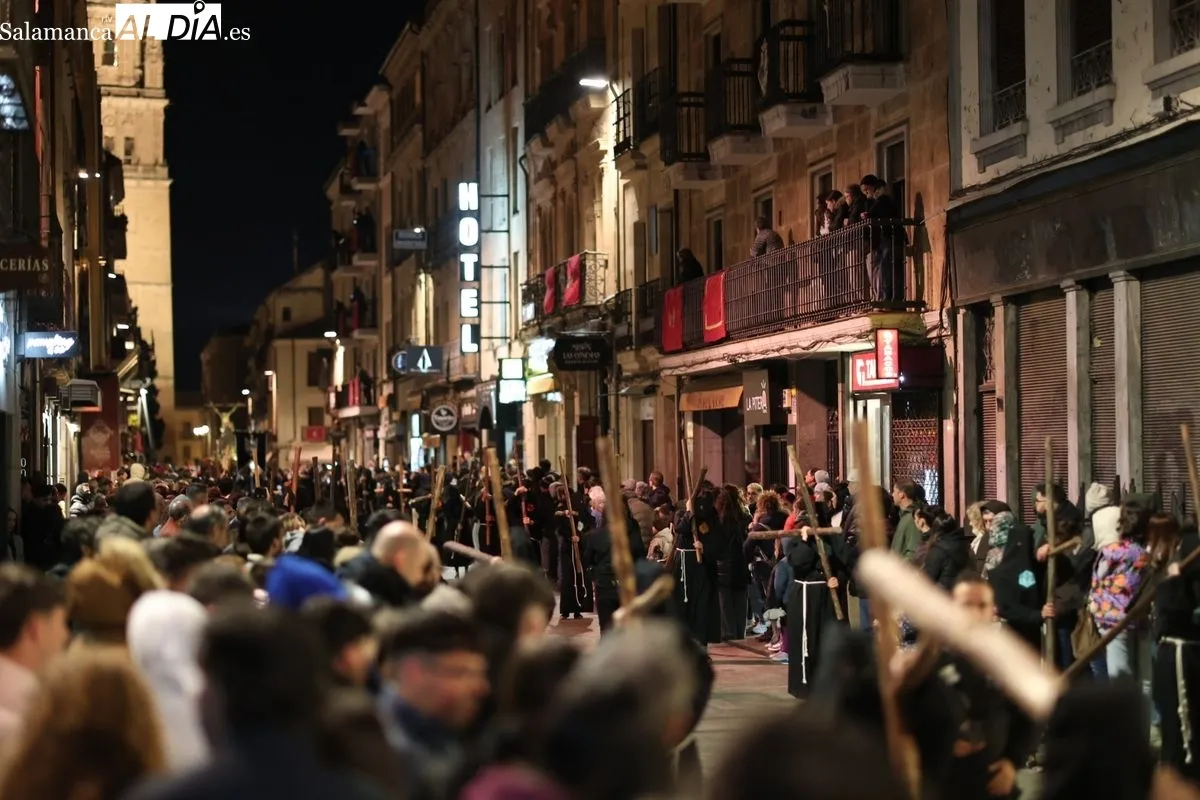 Procesión de la Hermandad Universitaria en Salamanca. Foto de David Sañudo