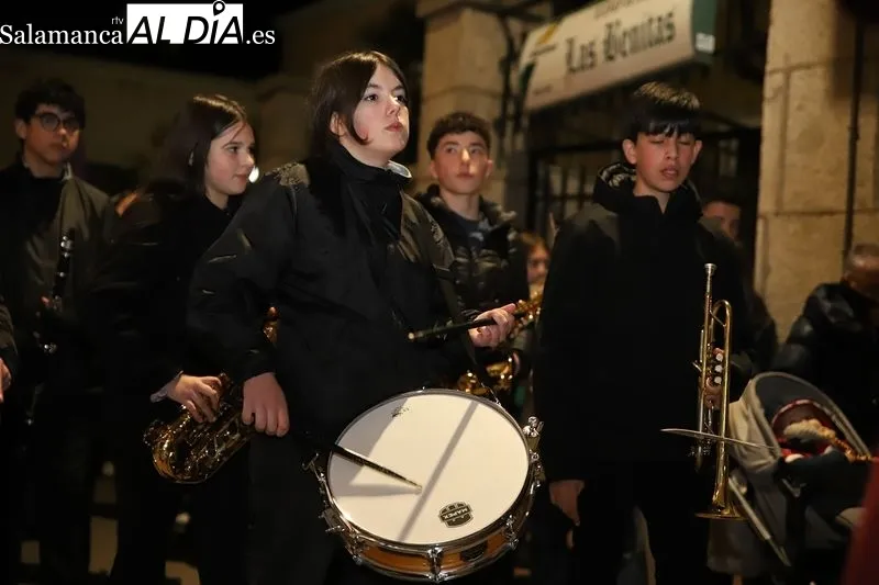 Foto 18 - El Nazareno y el Ecce Homo toman las calles de Alba de Tormes en un emotivo Lunes Santo