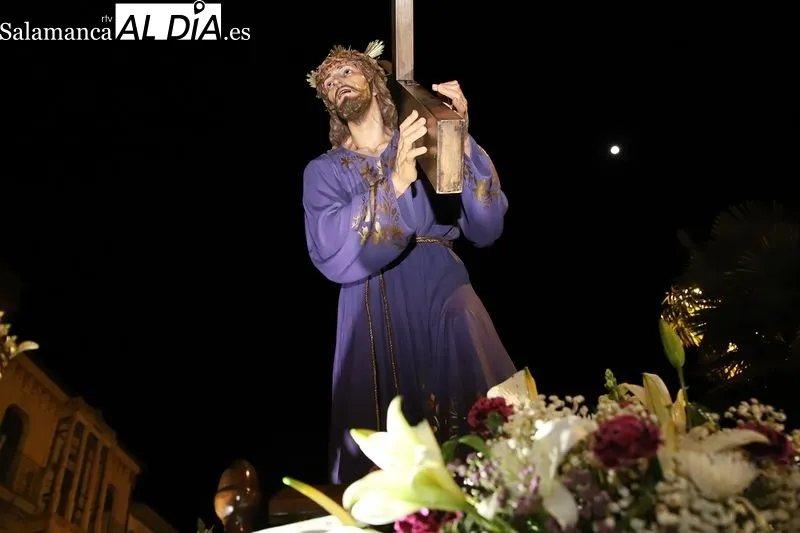 Foto 11 - El Nazareno y el Ecce Homo toman las calles de Alba de Tormes en un emotivo Lunes Santo