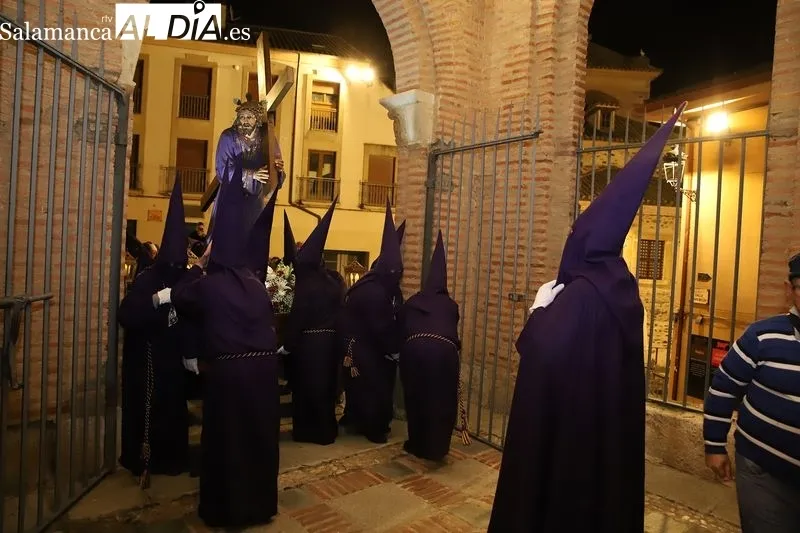 Foto 9 - El Nazareno y el Ecce Homo toman las calles de Alba de Tormes en un emotivo Lunes Santo