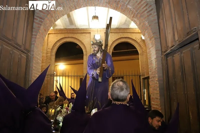Foto 8 - El Nazareno y el Ecce Homo toman las calles de Alba de Tormes en un emotivo Lunes Santo