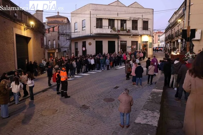 Foto 11 - La Cofrad&iacute;a de la Vera Cruz inaugura la Pasi&oacute;n albense con el V&iacute;a Crucis