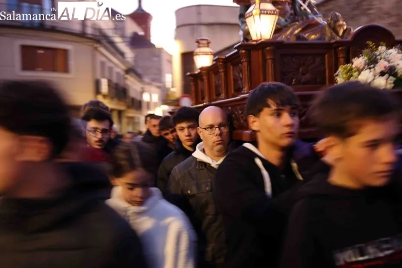 Foto 10 - La Cofrad&iacute;a de la Vera Cruz inaugura la Pasi&oacute;n albense con el V&iacute;a Crucis