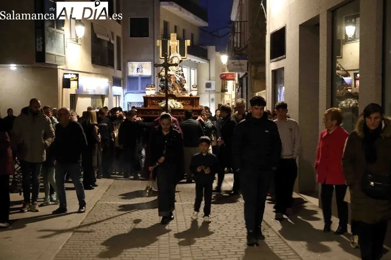 Foto 6 - La Cofrad&iacute;a de la Vera Cruz inaugura la Pasi&oacute;n albense con el V&iacute;a Crucis