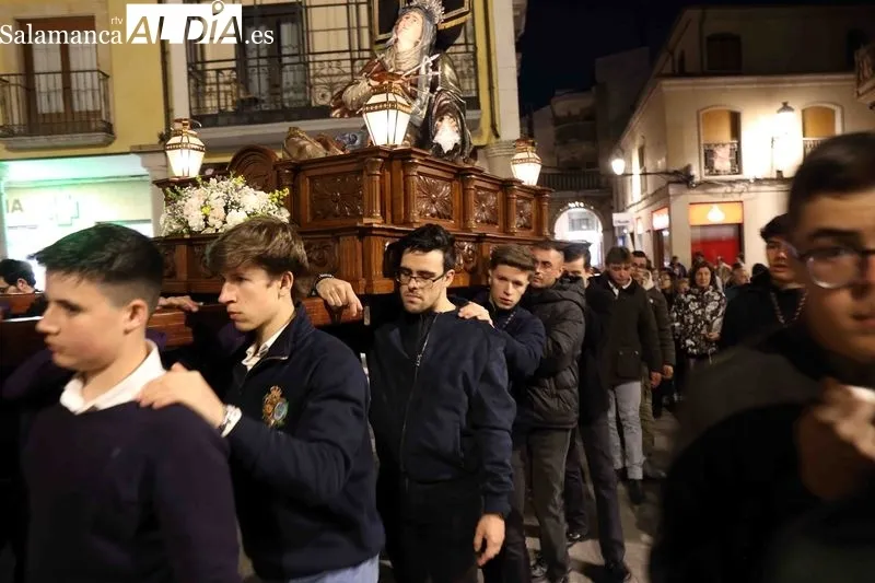 Foto 5 - La Cofrad&iacute;a de la Vera Cruz inaugura la Pasi&oacute;n albense con el V&iacute;a Crucis