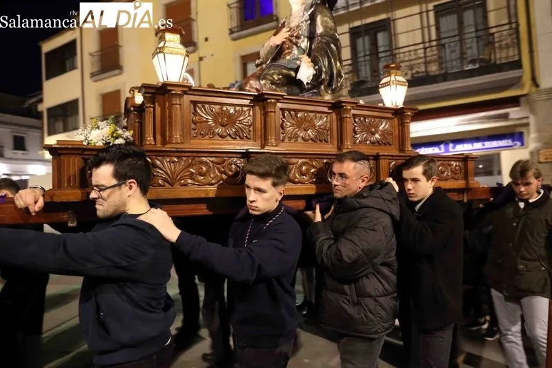 Foto 4 - La Cofrad&iacute;a de la Vera Cruz inaugura la Pasi&oacute;n albense con el V&iacute;a Crucis