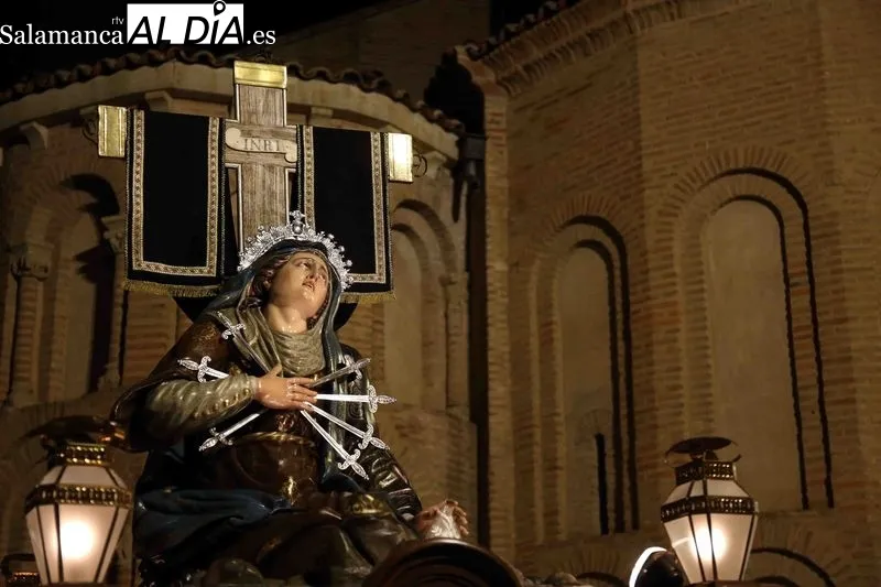 Foto 3 - La Cofrad&iacute;a de la Vera Cruz inaugura la Pasi&oacute;n albense con el V&iacute;a Crucis
