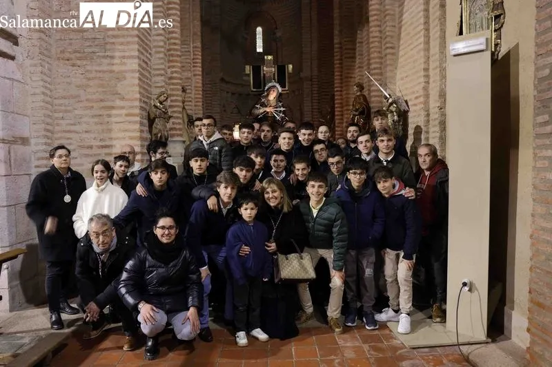 Foto 2 - La Cofrad&iacute;a de la Vera Cruz inaugura la Pasi&oacute;n albense con el V&iacute;a Crucis