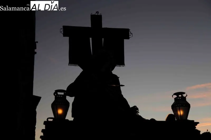 Foto 17 - La Cofrad&iacute;a de la Vera Cruz inaugura la Pasi&oacute;n albense con el V&iacute;a Crucis