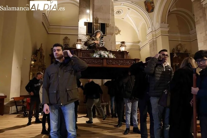 Foto 14 - La Cofrad&iacute;a de la Vera Cruz inaugura la Pasi&oacute;n albense con el V&iacute;a Crucis
