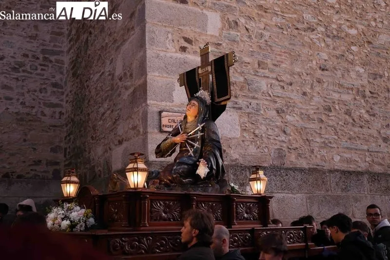 Foto 12 - La Cofrad&iacute;a de la Vera Cruz inaugura la Pasi&oacute;n albense con el V&iacute;a Crucis