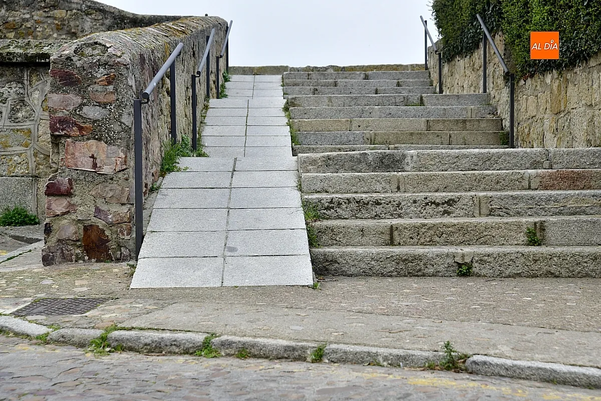Rampa de acceso a la Batería y el bordillo que impide a ella