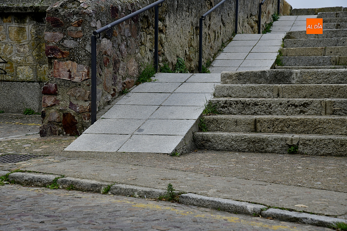 La rampa de movilidad reducida que se dejó sin acceso real